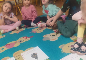 Dzieci poznają cykl rozwojowy motyla