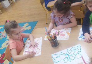 Dzieci wykonują pracę plastyczną "Motyla"