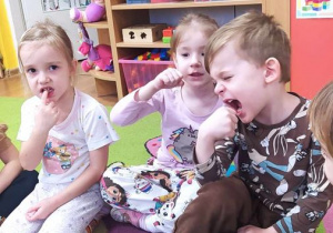 Dzieci pokazują jak poprawnie szczotkować zęby