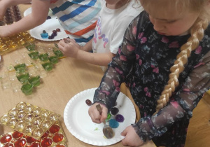 Dzieci układają tęczę z galaretek a następnie dokładają owoce w odpowiednich kolorach.