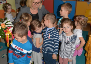 Pani Ania przytula dzieci