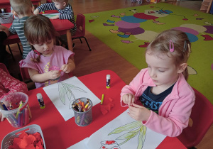 Dzieci wykonują pracę plastyczną "Tulipan"
