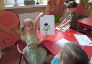 Dzieci wyklejają z plasteliny kwiatka