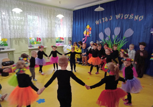 Dzieci z grupy Biedronki prezentują taniec