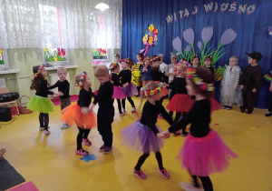 Dzieci z grupy Biedronki prezentują taniec