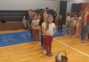 Dziewczynki podczas konkurencji "Czerwony kapturek".