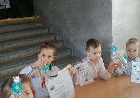 Nikola, Szymek, Tymon i Filip prezentują swoje dyplomy oraz medale Mistrzów Kodowania.