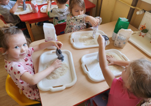 Dzieci napełniają skarpety ryżem.