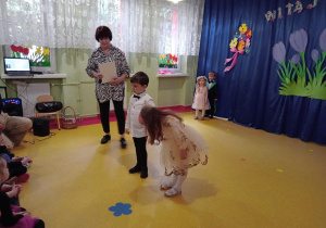 Zuzia i Antoś podczas wyborów Miss Calineczki