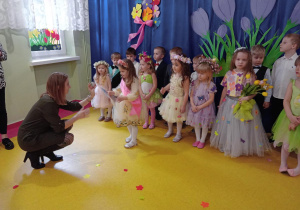 dzieci podczas wyborów Miss Calineczki