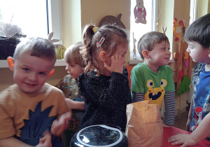 Dzieci podczas wyrabiania masy solnej