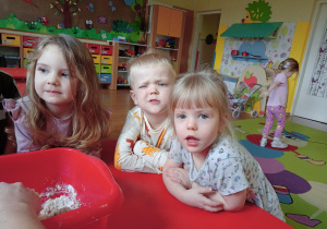 Dzieci podczas wyrabiania masy solnej