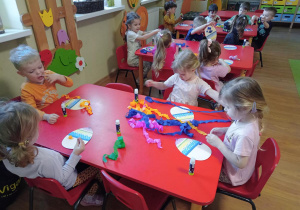 Dzieci podczas tworzenia pracy plastycznej.