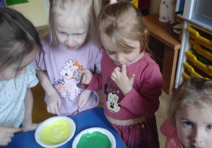 Dzieci próbują farby.