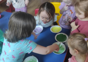 Dzieci próbują farby.