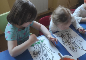Dzieci malują krokusy.