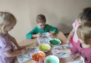 Dzieci malują krokusy.