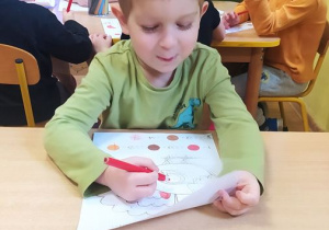 Dzieci kolorują indyka według kodu