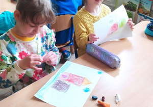 Dzieci rysują gospodarstwo wiejskie i lepią z plasteliny zwierzęta hodowlane