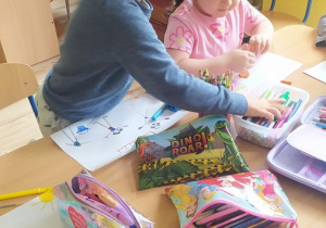 Dzieci rysują gospodarstwo wiejskie i lepią z plasteliny zwierzęta hodowlane
