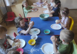 Dzieci formują masę solną.