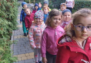 Dzieci z grupy "Pszczółki" na jesiennym spacerze