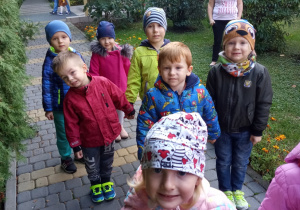 Dzieci z grupy "Pszczółki" na jesiennym spacerze