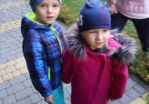 Lilianka i Filip z grupy "Pszczółki" na spacerze