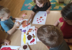 Dzieci malują farbami plakatowymi wybrane rysunki babeczek.