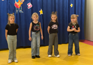 Nela, Laura, Hania Z. i Gabrysia podczas występu.