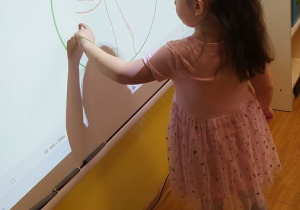 Dzieci projektują "Odznakę Przyjaciela Przyrody" na tablicy interaktywnej