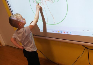 Dzieci projektują "Odznakę Przyjaciela Przyrody" na tablicy interaktywnej