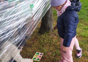 Dzieci malują otaczającą nas przyrodę w ogrodzie przedszkolnym