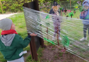 Dzieci malują otaczającą nas przyrodę w ogrodzie przedszkolnym