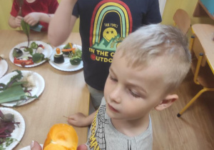 Dzieci rozpoznają i próbują warzywa.