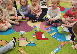 Dzieci z zainteresowaniem układały eko-domino.