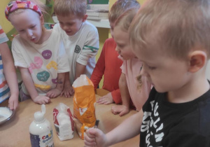 Dzieci przygotowują masę którą będą malować kontury Polski.