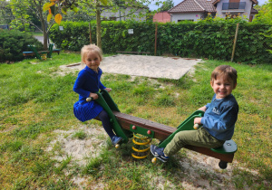 Wiktoria i Jasio korzystają z placu zabaw.