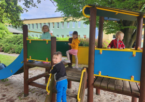 Dzieci korzystają z placu zabaw.