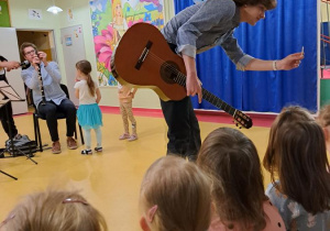 Wszyscy poznajemy instrumenty muzyczne.