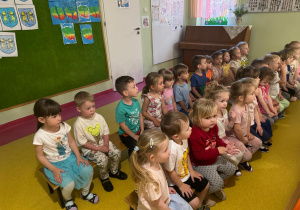 Dzieci z zaciekawieniem słuchały audycji.