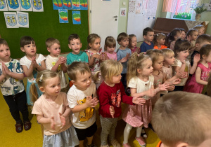 Dzieci uczestniczyły z zaangażowaniem w audycji.