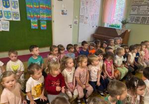 Elfiki z zainteresowaniem słuchały instrumentów.