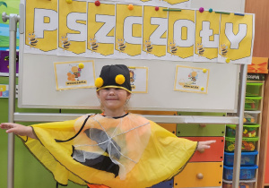 Wiktoria K. jako pszczółka.