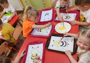 Dzieci wykonują prace plastyczną ,,Pszczółkę''