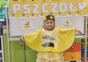 Wiktoria R. jako pszczółka.
