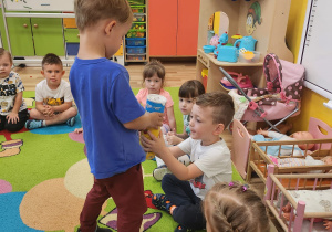 Jeremi rozdaje przekąskę.