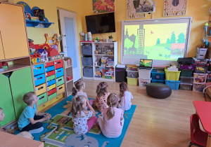 Oglądamy film edukacyjny o pszczołach.