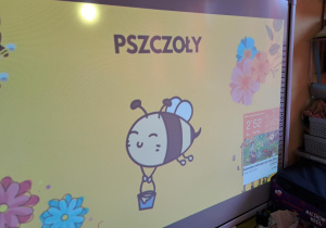 Oglądamy film edukacyjny o pszczołach.