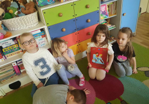 Helenka ze swoją ulubioną książką.